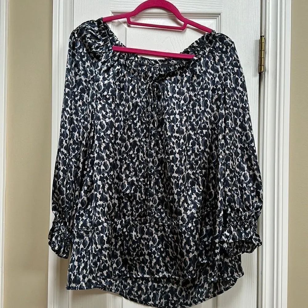 Saks fifth Avenue designer (tags off ) beautiful Flowy silk blouse
